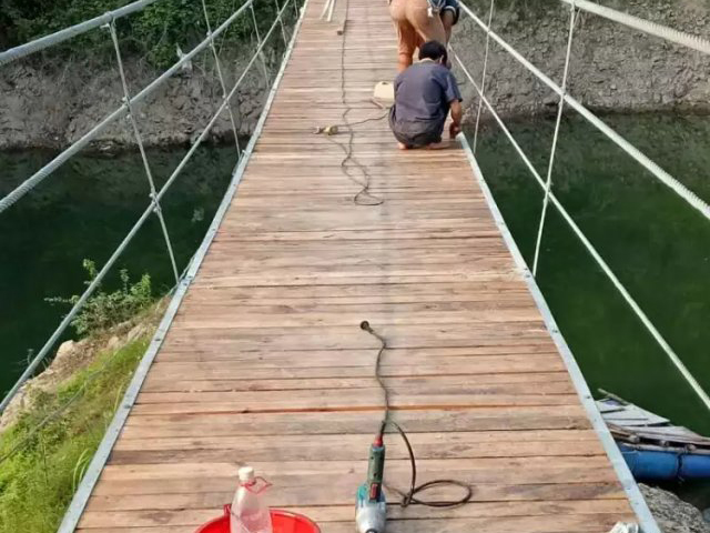 木質(zhì)吊橋